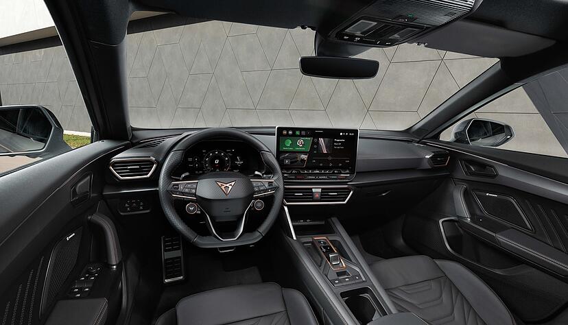 Beim Platznehmen lässt sich erfühlen, wie Cupra die Qualität nochmals nach oben geschraubt hat. Zum Einsatz kommt auch ein größerer Touchscreen 12,9 Zoll) in der Mitte.