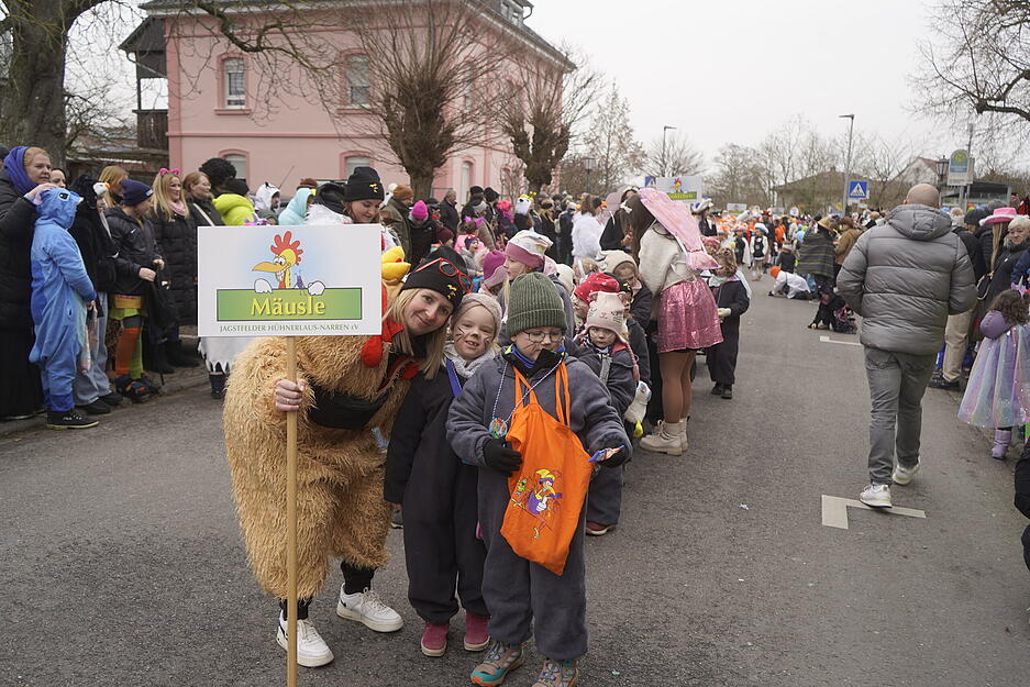 Narrengruppen ziehen mit aufwendig gestalteten Wagen durch den Ort.