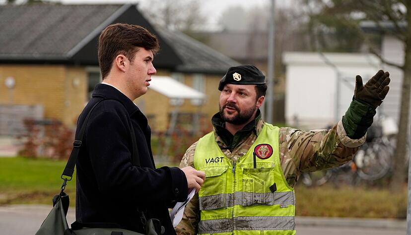 Ihr gro&szlig;er Bruder Kronprinz Christian (l) hat den Wehrdienst bereits abgeschlossen. (Archivbild)