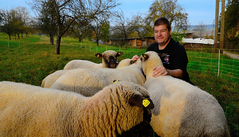 Michael Straußberger und seine Schafe in Unterkessach. Foto: Christian Gleichauf Michael Straußberger und seine Schafe in Unterkessach. Foto: Christian Gleichauf