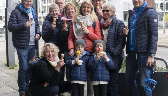 Eine Gruppe aus Niedersachsen ist bei einem Nordheimer zu Besuch. Am Marra-Haus isst sie genüsslich Eis. Foto: Mario Berger Eine Gruppe aus Niedersachsen ist bei einem Nordheimer zu Besuch. Am Marra-Haus isst sie genüsslich Eis. Foto: Mario Berger