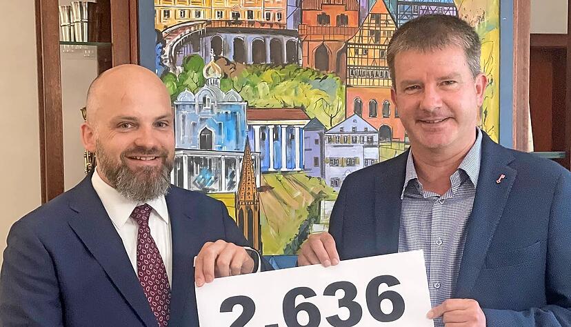 Constantin Rohsbach (l.) übergibt die Petition an OB Thilo Michler.