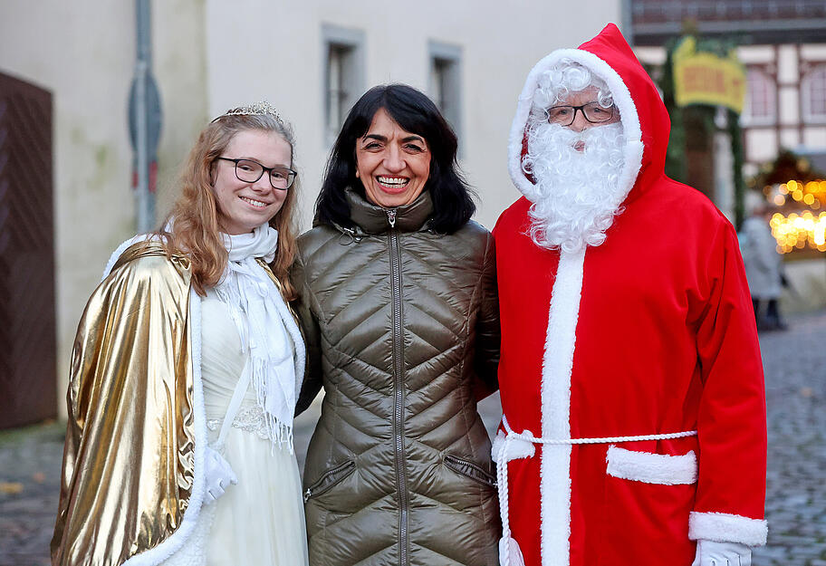 Eröffnung Altdeutscher Weihnachtsmarkt Bad Wimpfen 2022, Muhterem Aras, Landtagspräsidentin Baden Württemberg mit dem Christkind und dem Nikolaus