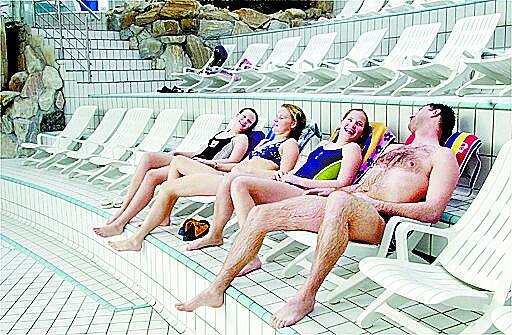 Die Badegäste genießen pures Badevergnügen in den großzügigen Innen- und Außenbereichen.  Aufnahme aus dem Jahr 2001.