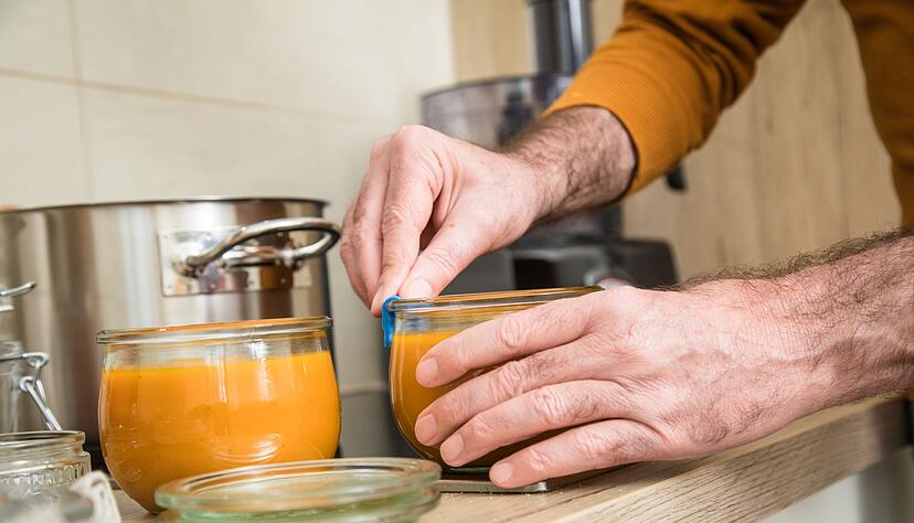 Gereinigte Gl&auml;ser eignen sich ideal zum Aufbewahren von K&uuml;rbisp&uuml;ree: Beim Einfrieren sollte Platz f&uuml;r Ausdehnung bleiben.