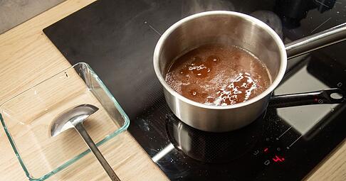 Fettige Br&uuml;he: Wie l&auml;sst sich &uuml;bersch&uuml;ssiges Fett von der Oberfl&auml;che entfernen?