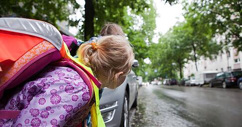 Vorsicht statt Winken: Kinder am Stra&szlig;enrand sollten nicht durch Handzeichen &uuml;ber die Stra&szlig;e gelassen werden, denn das kann zu Missverst&auml;ndnissen und gef&auml;hrlichen Situationen f&uuml;hren.