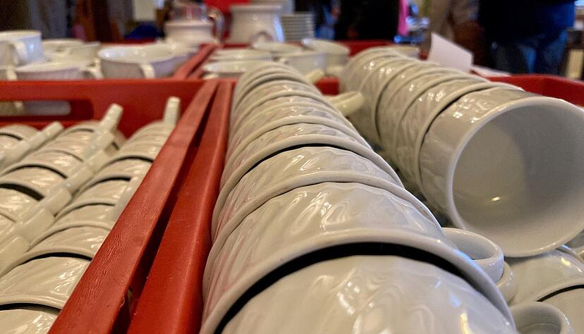 Dutzende Tassen warteten am Sonntag beim Gastro-Flohmarkt noch auf Abnehmer. Dutzende Tassen warteten am Sonntag beim Gastro-Flohmarkt noch auf Abnehmer.