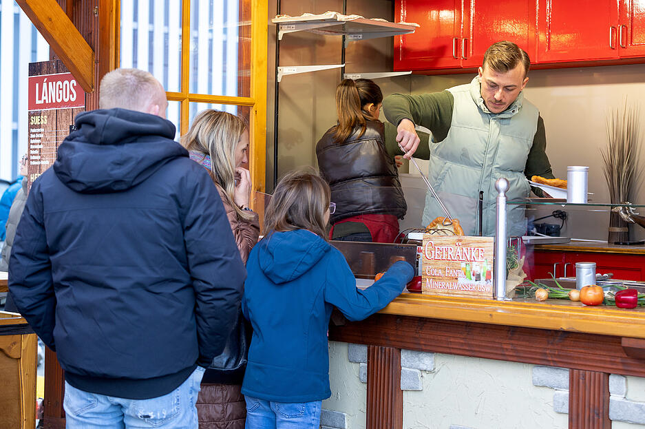Bis zu 500 Portionen von dem Eintopf aus Kartoffelschnitzen und Sp&auml;tzle wurden an die Besucher kostenlos verteilt.