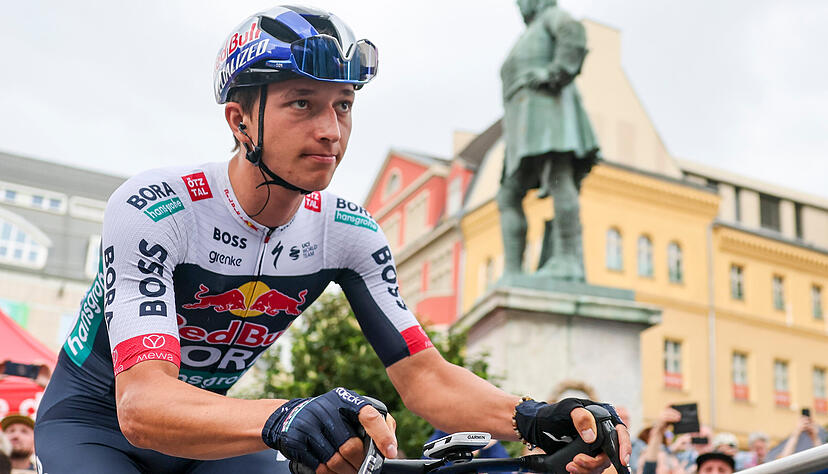 Deutschlands Radsportler Nummer eins, Florian Lipowitz, soll 2026 wieder als Zugpferd f&uuml;r die Deutschland-Tour gewonnen werden. Obwohl der 25-J&auml;hrige bislang nicht im Team des Namensgebers der Veranstaltung f&auml;hrt, sondern seinen Vertrag bei Red Bull-Bora-hansgrohe am Mittwoch langfristig verl&auml;ngert hat.
