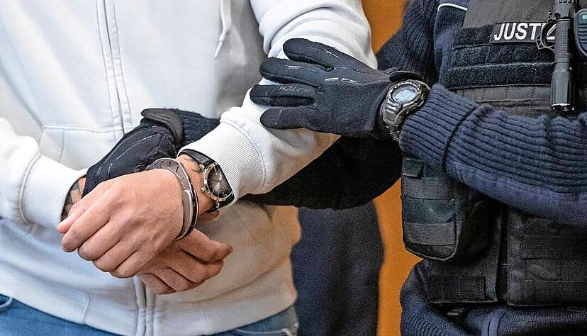 In Handschellen werden die beiden Angeklagten vorgef&uuml;hrt: Den Bulgaren wird vorgeworfen, Frauen in Heilbronn zur Prostitution gezwungen zu haben.
Foto Archiv/dpa