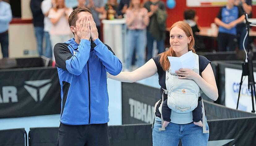 Julian Mohrs Schwester Elena übernahm die Verabschiedung ihres Bruders, der nach zehn Jahren den Verein als Spieler verlässt, als Abteilungsleiter aber bleibt. Julian Mohrs Schwester Elena übernahm die Verabschiedung ihres Bruders, der nach zehn Jahren den Verein als Spieler verlässt, als Abteilungsleiter aber bleibt.