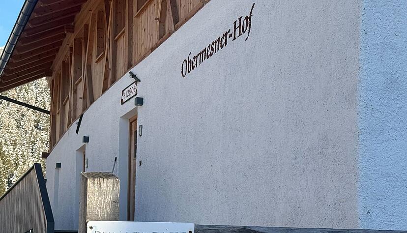 Auch Schilder halten die Touristen nicht ab.