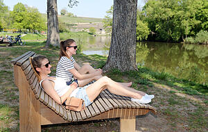 Lea Fischer und Nicole F&ouml;ll beim relaxen am Neckarufer in Lauffen. Foto: Andreas Veigel