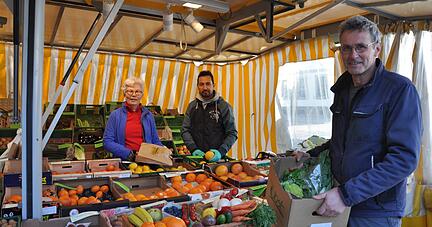 Matthias Söhner (rechts) mit einer der Boxen, die er über die App "Too Good To Go" freischaltet. Ulrike Siegel und Mohammad aus seinem Team wissen, wie begehrt dieses noch genießbare, aber nicht mehr verkäufliche Obst und Gemüse ist.