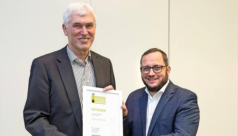 Lesergewinner Jochen Schieker (links) erhielt von Alexander Schnell aus der Stimme-Chefredaktion einen Gutschein für eine Audi-Testfahrt. Lesergewinner Jochen Schieker (links) erhielt von Alexander Schnell aus der Stimme-Chefredaktion einen Gutschein für eine Audi-Testfahrt.