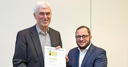 Lesergewinner Jochen Schieker (links) erhielt von Alexander Schnell aus der Stimme-Chefredaktion einen Gutschein f&uuml;r eine Audi-Testfahrt.
Foto: Andreas Veigel