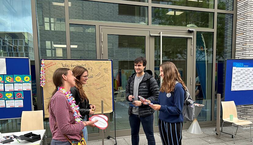 Maren Haag (vorne links) und Lisa Zimmermann vom Referat f&uuml;r Gleichstellung und Diversit&auml;t an der HHN im Gespr&auml;ch mit Julia Tkalac und Alvaro Juan.
Foto: Lisa K&ouml;nnecke