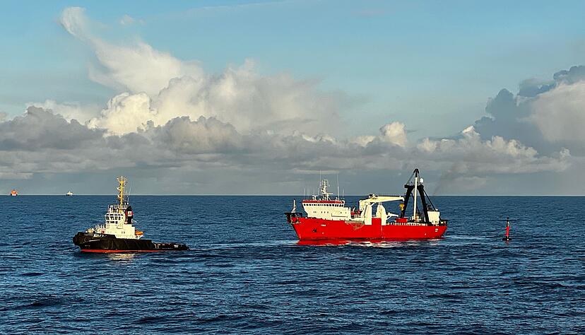Der Schlepper «Wulf9» und das Taucherschiff «Vina» sind im Wrackgebiet der gesunkenen «Verity» südwestlich von Helgoland unterwegs. Der Schlepper «Wulf9» und das Taucherschiff «Vina» sind im Wrackgebiet der gesunkenen «Verity» südwestlich von Helgoland unterwegs.