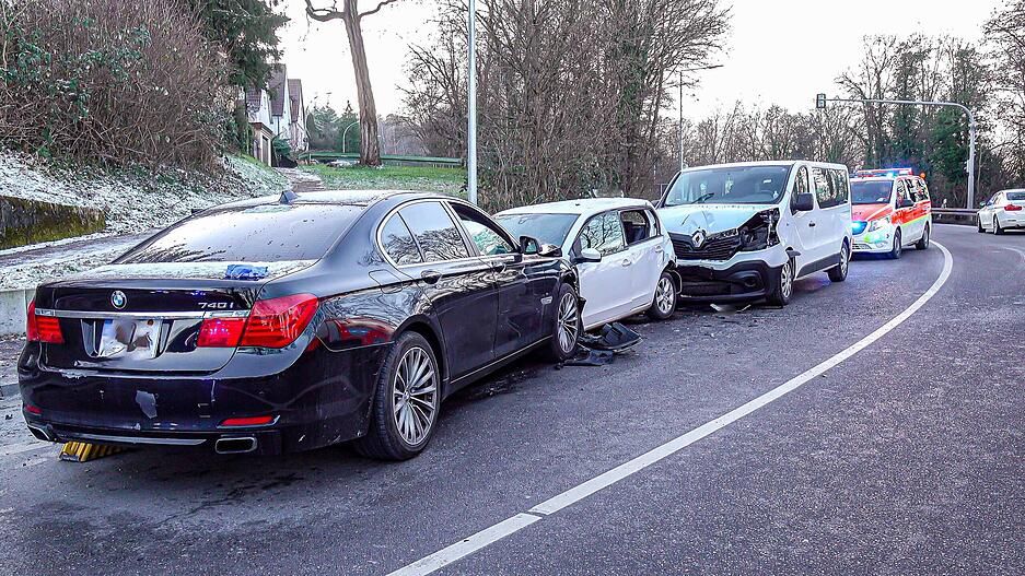 Autofahrerin stirbt nach schwerem Unfall in Stuttgart-Hedelfingen