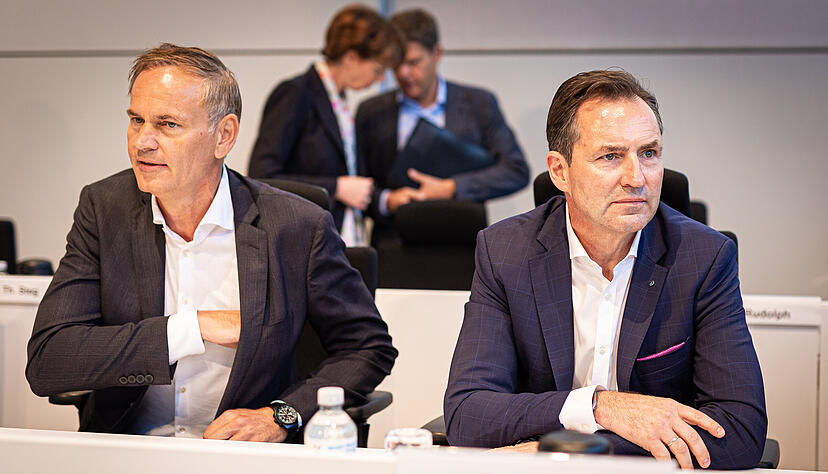Oliver Blume (links), Vorstandsvorsitzender Volkswagen AG und Porsche AG und Thomas Schäfer, Markenvorstand Volkswagen, nehmen an einer Betriebsversammlung in einer Halle im VW-Werk teil.