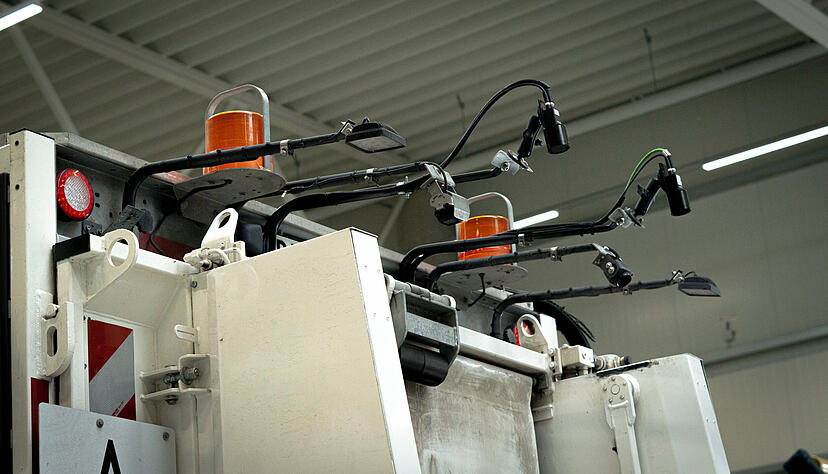 Mit Künstlicher Intelligenz gegen Müllsünder: Am Heck dieses Müllwagens sind KI-Kameras montiert, die den Inhalt der Biotonnen checken. Mit Künstlicher Intelligenz gegen Müllsünder: Am Heck dieses Müllwagens sind KI-Kameras montiert, die den Inhalt der Biotonnen checken.