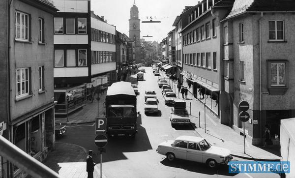 1970 - Mit Einbahnstraßen wird der Verkehr in der Innenstadt entzerrt. Hier der Blick in die Sülmerstraße Ecke Zehentgasse. Im Hintergrund erhebt sich der Hafenmarktturm. 1970 - Mit Einbahnstraßen wird der Verkehr in der Innenstadt entzerrt. Hier der Blick in die Sülmerstraße Ecke Zehentgasse. Im Hintergrund erhebt sich der Hafenmarktturm.