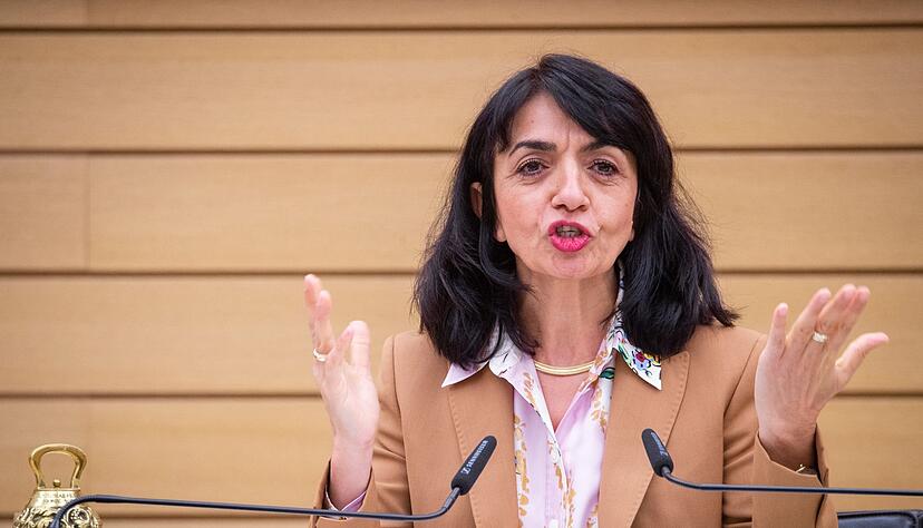 Landtagspräsidentin Muhterem Aras (Bündnis 90/Die Grünen), begrüßt im Plenarsaal des Landtags von Baden-Württemberg,die Abgeordneten. Landtagspräsidentin Muhterem Aras (Bündnis 90/Die Grünen), begrüßt im Plenarsaal des Landtags von Baden-Württemberg,die Abgeordneten.