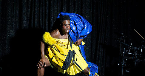 Wie Manjando Imama, die Hauptfigur des St&uuml;cks "Muinda", ist Belendjwa Peter schwarz, nonbin&auml;r und hat ADHS. Als autobiografisch will Peter die Geschichte trotzdem nicht verstanden wissen.
Foto: Martina Kreet