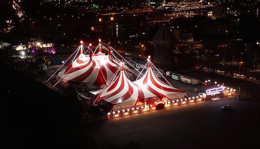 Ein pr&auml;chtiges Bild bietet das Zirkuszelt des Heilbronner Weihnachtszirkus bei Nacht auf der Heilbronner Theresienwiese.