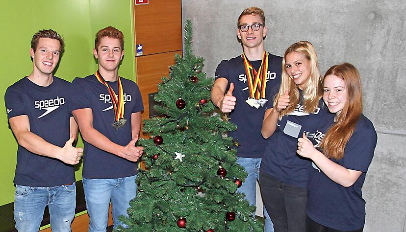 Die sportliche Bescherung hat es für die DM-Teilnehmer der Neckarsulmer Sport-Union (von links) bereits gegeben − schon eine Woche vor Weihnachten: Benedikt Sell, Daniel Pinneker, Henning Mühlleitner, Bente Fischer und Mahia-Cara Härdtner. Auf dem Bild fehlen: Andrey Arbuzov, Alexey Amosov, Felix Ziemann, Bettina Merkle und Lukas Kraft.
Foto: Alexander Bertok Die sportliche Bescherung hat es für die DM-Teilnehmer der Neckarsulmer Sport-Union (von links) bereits gegeben − schon eine Woche vor Weihnachten: Benedikt Sell, Daniel Pinneker, Henning Mühlleitner, Bente Fischer und Mahia-Cara Härdtner. Auf dem Bild fehlen: Andrey Arbuzov, Alexey Amosov, Felix Ziemann, Bettina Merkle und Lukas Kraft.
Foto: Alexander Bertok
