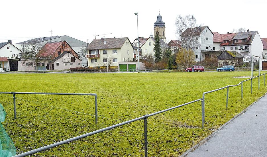 Ansicht des Abstatter Sportplatzes  „Kirschenwiesen“ im November 2002. Im Hintergrund ist die Stephanuskirche sichtbar. Das Konzept zur Aufwertung der Happenbach- und Schozachauen sieht eine Überplanung des Platzes vor.