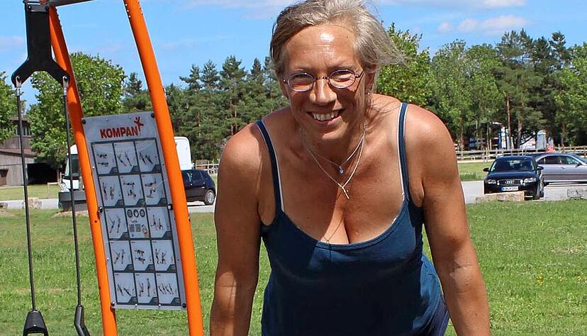 Tanja Henatsch beim Fitnessprogramm im neuen Sportparcours.