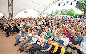 Hunderte Gäste verfolgen die offizielle Eröffnungsfeier im Festzelt vor der Hauptbühne. Hunderte Gäste verfolgen die offizielle Eröffnungsfeier im Festzelt vor der Hauptbühne.