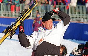 Am 17. Februar 1994 jubelt Markus Wasmeier nach seinem Olympiasieg im Super-G im norwegischen Kvitfjell. Der Schlierseer fährt mit 1:32,53 Minuten die Bestzeit.
Fotos: dpa Am 17. Februar 1994 jubelt Markus Wasmeier nach seinem Olympiasieg im Super-G im norwegischen Kvitfjell. Der Schlierseer fährt mit 1:32,53 Minuten die Bestzeit.
Fotos: dpa