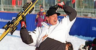 Am 17. Februar 1994 jubelt Markus Wasmeier nach seinem Olympiasieg im Super-G im norwegischen Kvitfjell. Der Schlierseer fährt mit 1:32,53 Minuten die Bestzeit.
Fotos: dpa Am 17. Februar 1994 jubelt Markus Wasmeier nach seinem Olympiasieg im Super-G im norwegischen Kvitfjell. Der Schlierseer fährt mit 1:32,53 Minuten die Bestzeit.
Fotos: dpa