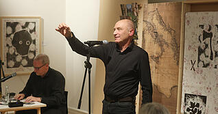 „Old Man Odyssey“: Peter Riek stellt seine Fahrrad-Irrfahrt im Literaturhaus Heilbronn vor, im Dialog mit Lothar Heinle.