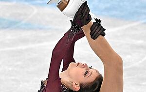 Anna Schtscherbakowa profitiert von den Fehlern ihrer Teamkollegin Kamila Walijewa und wird Olympiasiegerin. Auch sie trainiert bei Eteri Tutberidse.