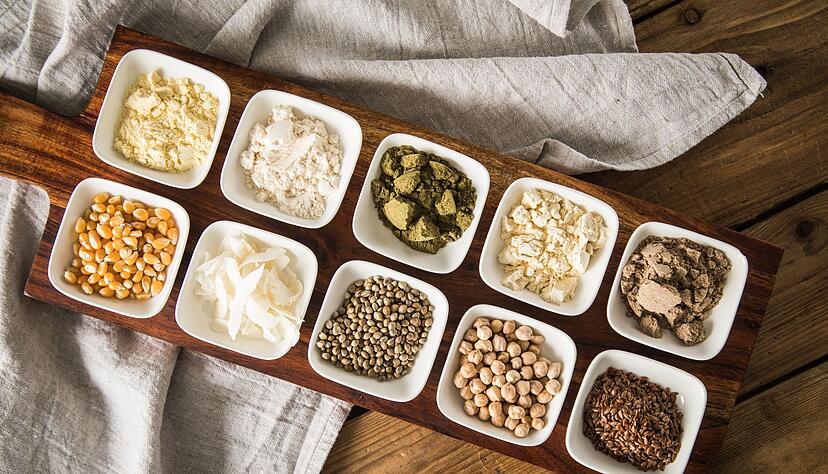 Mehl gibt es nicht nur aus Getreide, sondern zum Beispiel auch aus Kichererbsen oder Leinsamen. Mehl gibt es nicht nur aus Getreide, sondern zum Beispiel auch aus Kichererbsen oder Leinsamen.