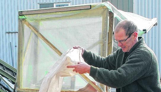 Karl-Heinz Wolf aus Waldbach schüttet die Äpfel in den Fülltrichter. Karl-Heinz Wolf aus Waldbach schüttet die Äpfel in den Fülltrichter.