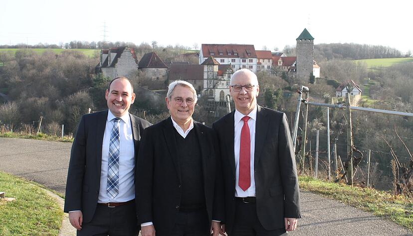 Gemeinsam in die Zukunft (v. l.): Bürgermeister Jochen Winkler, Unternehmer Wolfgang Scheidtweiler, Rüdiger Braun (Geschäftsführer Schloss Liebenstein).
Foto: Römer Gemeinsam in die Zukunft (v. l.): Bürgermeister Jochen Winkler, Unternehmer Wolfgang Scheidtweiler, Rüdiger Braun (Geschäftsführer Schloss Liebenstein).
Foto: Römer