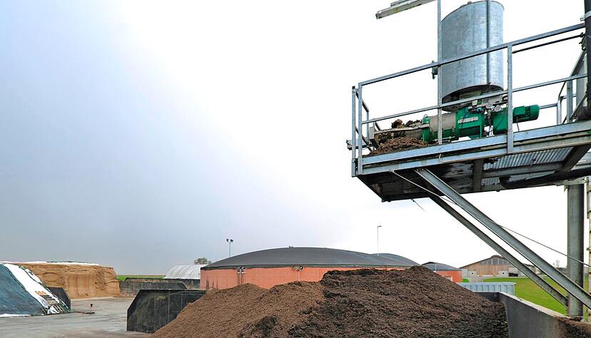 Aktuell wird diskutiert, ob mehr Energie aus Biogasanlagen kommen könnte. 20 bis 30 Prozent halten Verbände und Anlagenbetreiber kurzfristig für möglich. Darüber hinaus bräuchten die Anlagen Änderungsgenehmigungen.