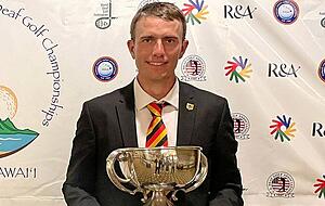 Besonderer Moment: Nico Guldan erhält auf Kauai den Wanderpokal. Besonderer Moment: Nico Guldan erhält auf Kauai den Wanderpokal.