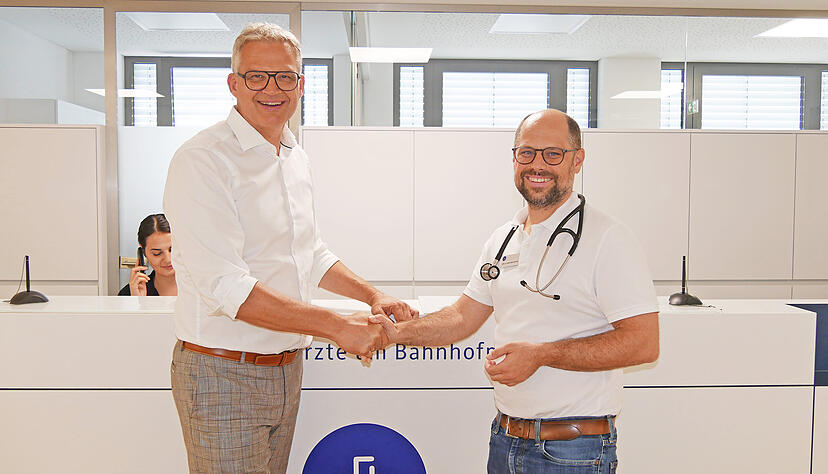 In der Hausärztepraxis „Dr. Neuwirth und Kollegen“ am Bahnhof Neckarsulm öffnet zum 1. Januar 2025 eine neue Kinderarztpraxis. OB Steffen Hertwig (li.) und Dr. Tobias Neuwirth fanden eine Lösung, um die kinderärztliche Versorgung sicherzustellen. In der Hausärztepraxis „Dr. Neuwirth und Kollegen“ am Bahnhof Neckarsulm öffnet zum 1. Januar 2025 eine neue Kinderarztpraxis. OB Steffen Hertwig (li.) und Dr. Tobias Neuwirth fanden eine Lösung, um die kinderärztliche Versorgung sicherzustellen.