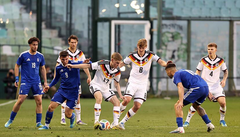 Zwischen Griechenland (blaue Trikots) und Deutschland ging es umk&auml;mpft zur Sache.