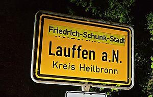 Zusatz für Lauffen: Verweis auf das Unternehmen.