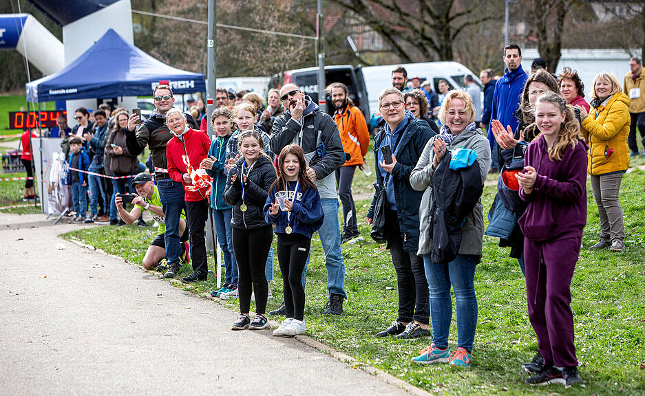 Zum 46. Mal laufen Teilnehmer über die Ziellinie des Lindenlaufs in Neuenstadt Zum 46. Mal laufen Teilnehmer über die Ziellinie des Lindenlaufs in Neuenstadt