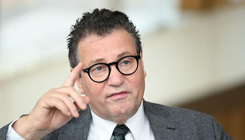 Peter Hauk (CDU), Verbraucherminister von Baden-Württemberg, spricht bei einem Interview im Landtag.