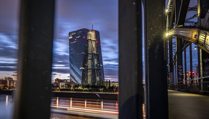 Im Juli 2022 beendete die EZB ihre Politik der Null- und Negativzinsen, um die Inflation in den Griff zu bekommen. Im Juli 2022 beendete die EZB ihre Politik der Null- und Negativzinsen, um die Inflation in den Griff zu bekommen.