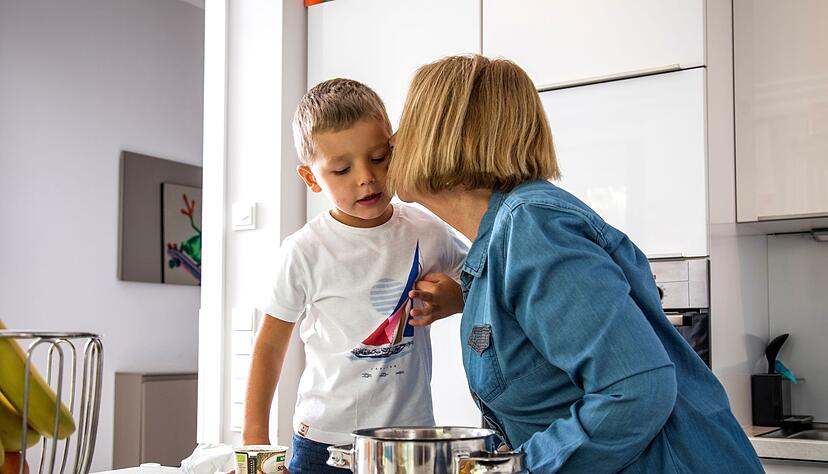 Auch die liebsten Omis m&uuml;ssen akzeptieren, wenn der Enkel pl&ouml;tzlich nicht mehr K&uuml;sschen verteilen oder haben will.
